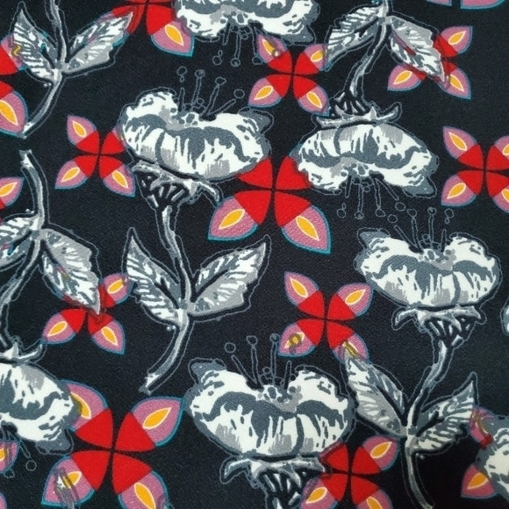 NEW Lularoe Cassie skirt. Medium. Floral print. Pencil skirt. - Picture 4 of 8